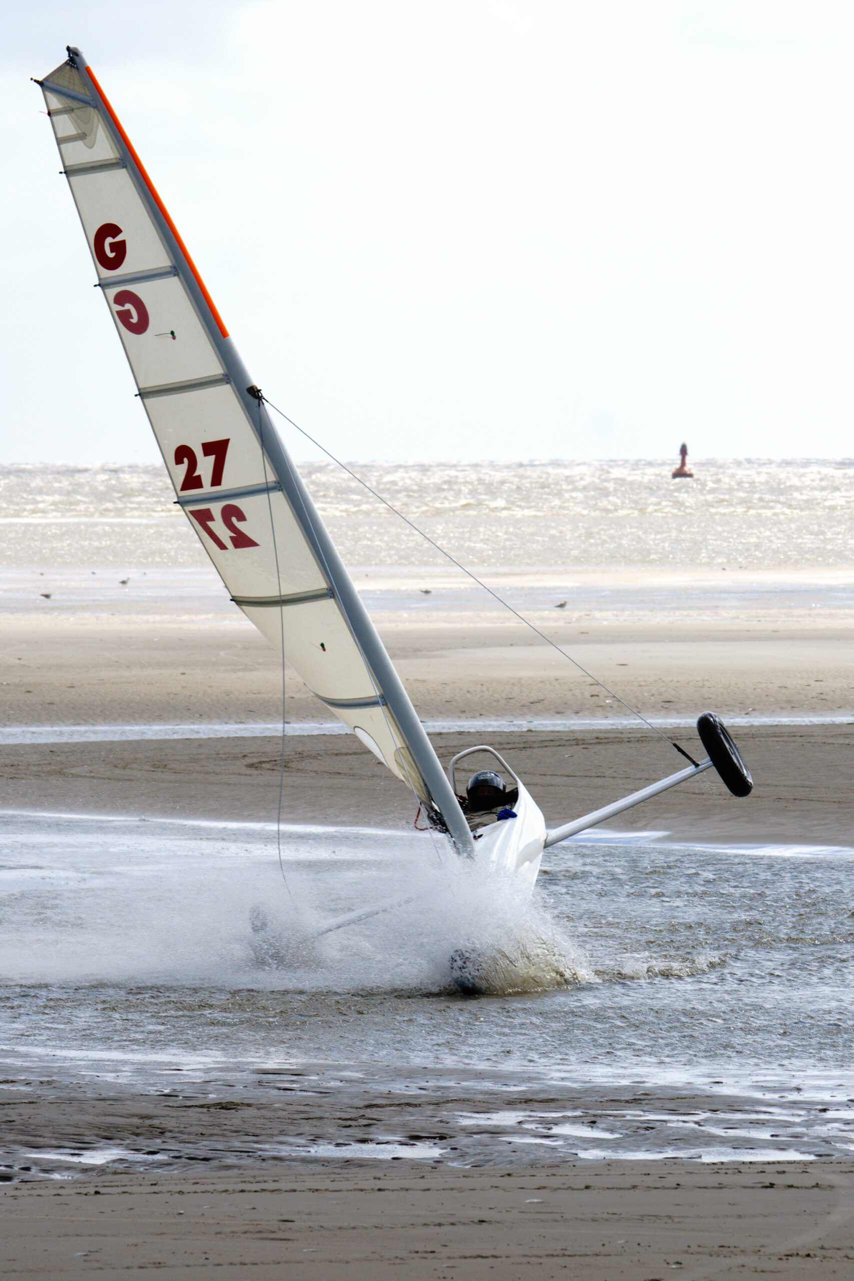 Strandsegler im Pril vor St. Peter-Ording